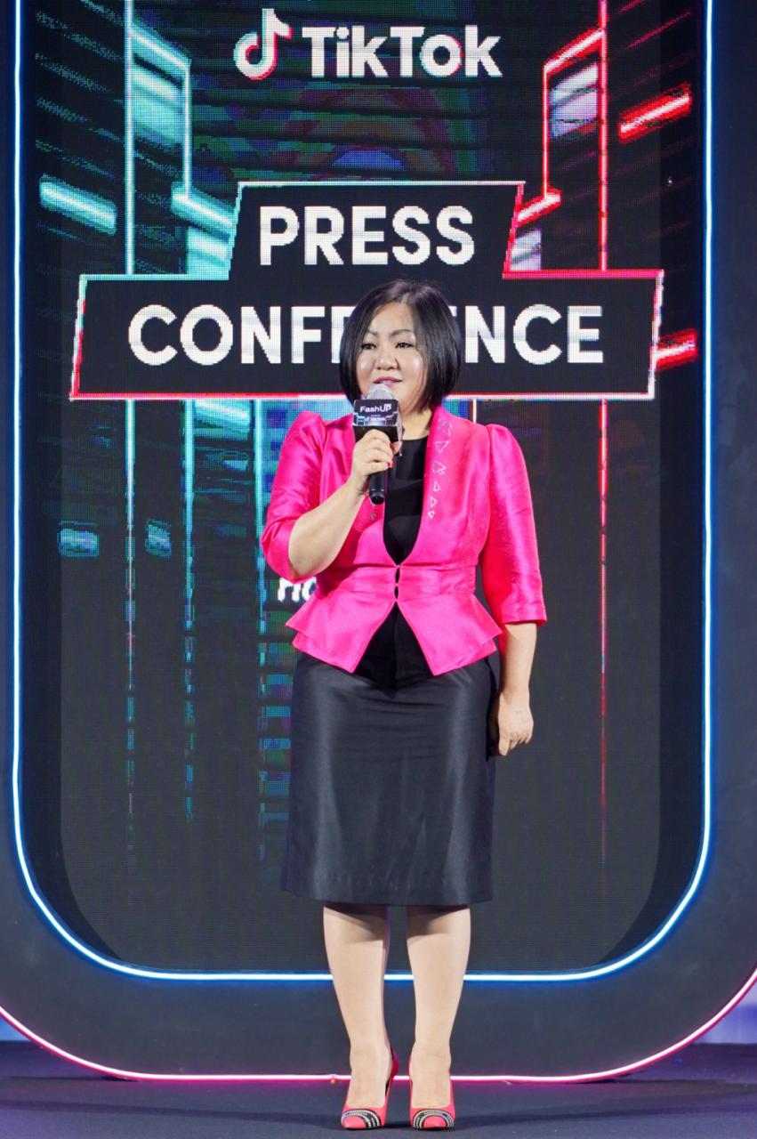 Bà Trang Lê, Đại diện Multimedia JSC phát biểu tại họp báo