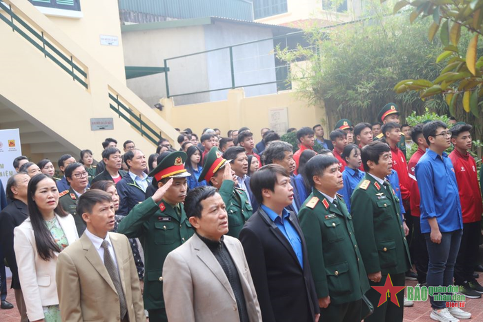  Các đại biểu làm lễ chào cờ tại Bảo tàng Đại tướng Nguyễn Chí Thanh trước khi vào buổi tọa đàm. 