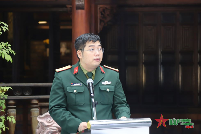 Trung tá Nguyễn Chí Đức (con trai Thượng tướng Nguyễn Chí Vịnh) thay mặt gia đình phát biểu mở đầu buổi tọa đàm.